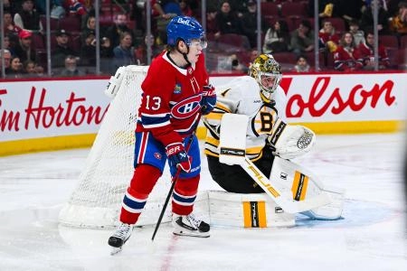 17 mars 2026; Montr�al, Qu�bec, Canada; Jeremy Swayman (1), des Bruins de Boston, effectue un arr�t devant l'ailier droit des Canadiens de Montr�al, Cole Caufield (13), durant la deuxi�me p�riode au Centre Bell.