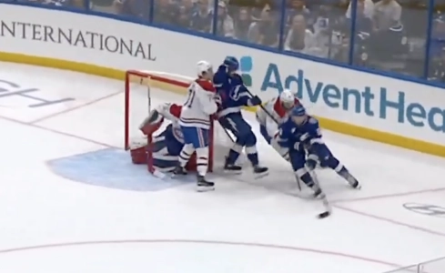 Jake Guentzel a profit� d'un accrochage �vident � l'endroit de Noah Dobson pour marquer le seul but du Lightning contre le Canadien.