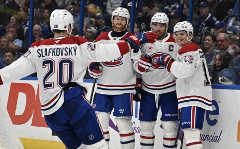 31 mars 2026 ; Tampa, Floride, �tats-Unis ; Cole Caufield (13), l'ailier droit des Canadiens de Montr�al, c�l�bre avec ses co�quipiers apr�s avoir marqu� un but en deuxi�me p�riode contre le Lightning de Tampa Bay � la Benchmark International Arena.