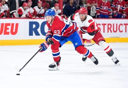24 mars 2026; Montréal, Québec, Canada; le défenseur des Hurricanes de la Caroline, K'André Miller (19), poursuit l'attaquant des Canadiens de Montréal, Ivan Demidov (93), durant la troisième période au Centre Bell.