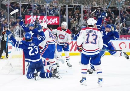 8 octobre 2025; Toronto, Ontario, Canada; Le défenseur des Maple Leafs de Toronto, Morgan Rielly (44), célèbre son but contre les Canadiens de Montréal en troisième période à la Scotiabank Arena.