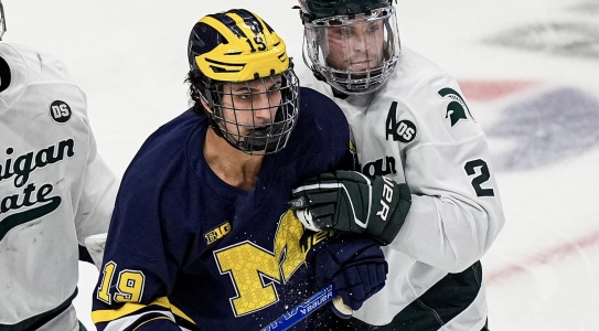 Le gardien de but de Michigan State, Trey Augustine (1), à gauche, défend ses cages face à l'attaquant du Michigan, Michael Hage (19), lors de la deuxième période du « Duel in the D » à la Little Caesars Arena de Détroit, le samedi 7 février 2026.