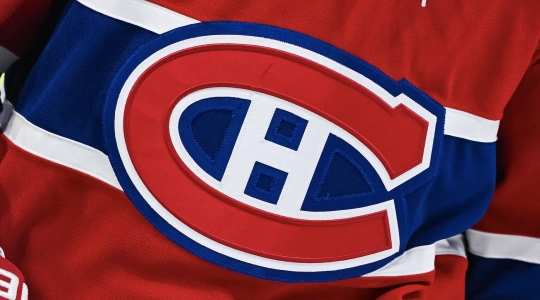 23 novembre 2024 ; Montréal, Québec, Canada ; Vue du logo des Canadiens de Montréal sur le maillot porté par un joueur de l'équipe lors de l'échauffement avant le match contre les Golden Knights de Las Vegas au Centre Bell
