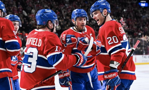21 mars 2026 ; Montréal, Québec, Canada ; Juraj Slafkovsky (20), l'ailier gauche des Canadiens de Montréal, célèbre avec ses coéquipiers son deuxième but du match contre les Islanders de New York au cours de la troisième période au Centre Bell.