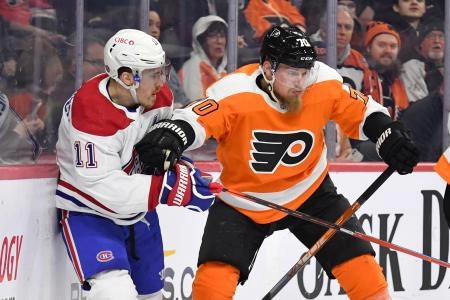 13 mars 2022 ; Philadelphie, Pennsylvanie, États-Unis ; le défenseur des Flyers de Philadelphie, Rasmus Ristolainen (70), et lailier droit des Canadiens de Montréal, Brendan Gallagher (11), saffrontent derrière le filet durant la première période au Wells Fargo Center.
