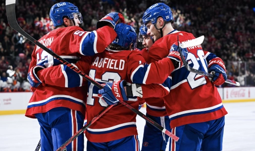 21 mars 2026 ; Montréal, Québec, Canada ; Juraj Slafkovsky (20), l'ailier gauche des Canadiens de Montréal, célèbre avec ses coéquipiers son deuxième but du match contre les Islanders de New York au cours de la troisième période au Centre Bell.