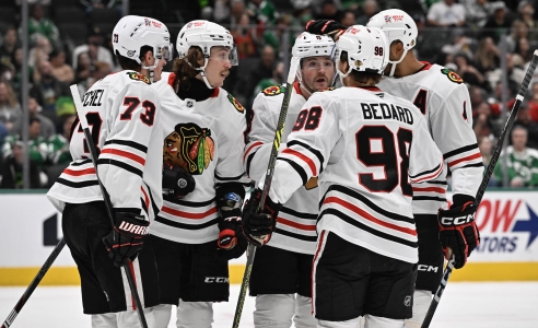 7 novembre 2024 ; Dallas, Texas, États-Unis ; L'ailier gauche des Blackhawks de Chicago Tyler Bertuzzi (59), l'ailier gauche Lukas Reichel (73), le centre Connor Bedard (98), le centre Ryan Donato (8) et le défenseur Connor Murphy (5) célèbrent un but marqué par Bertuzzi contre les Stars de Dallas au cours de la troisième période à l'American Airlines Center.