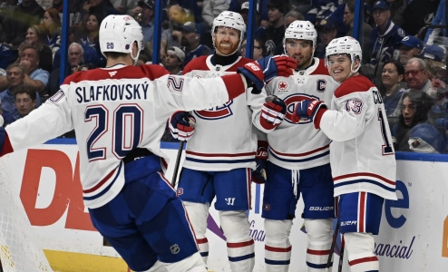 31 mars 2026 ; Tampa, Floride, États-Unis ; Cole Caufield (13), l'ailier droit des Canadiens de Montréal, célèbre avec ses coéquipiers après avoir marqué un but en deuxième période contre le Lightning de Tampa Bay à la Benchmark International Arena.