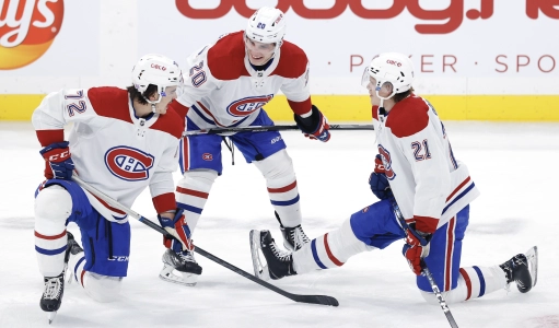3 novembre 2022 ; Winnipeg, Manitoba, Canada ; Le d�fenseur des Canadiens de Montr�al Arber Xhekaj (72), l'ailier gauche des Canadiens de Montr�al Juraj Slafkovsky (20) et le d�fenseur des Canadiens de Montr�al Kaiden Guhle (21) discutent avant un match contre les Jets de Winnipeg au Canada Life Centre.