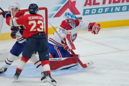 28 décembre 2024 ; Sunrise, Floride, États-Unis ; le gardien des Canadiens de Montréal, Jakub Dobes (75), effectue un arrêt face aux Panthers de la Floride en troisième période à lAmerant Bank Arena.