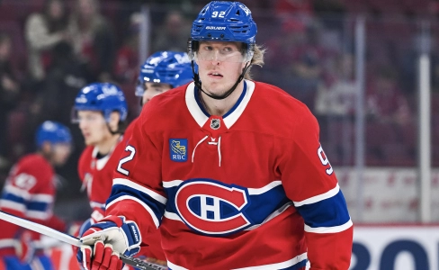16 octobre 2025 ; Montr�al, Qu�bec, Canada ; L'ailier droit des Canadiens de Montr�al, Patrik Laine (92), observe l'�chauffement avant le match contre les Predators de Nashville au Centre Bell.