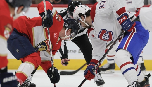 29 f�vrier 2024 ; Sunrise, Floride, �tats-Unis ; Matthew Tkachuk (19), ailier gauche des Panthers de la Floride, et Josh Anderson (17), ailier droit des Canadiens de Montr�al, s'affrontent lors de la mise en jeu de la premi�re p�riode � l'Amerant Bank Arena
