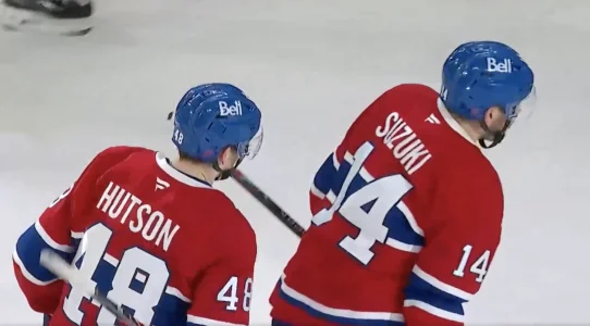 Nick Suzuki a posé un geste envers Lane Hutson qui fait réagir après le troisième but du Canadien