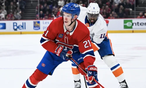 21 mars 2026 ; Montr�al, Qu�bec, Canada ; Le d�fenseur des Canadiens de Montr�al, Kaiden Guhle (21), s'affronte avec l'ailier gauche des Islanders de New York, Anthony Duclair (11), au cours de la premi�re p�riode au Centre Bell.