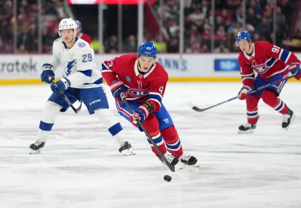 9 d�cembre 2025; Montr�al, Qu�bec, Canada; L�attaquant des Canadiens de Montr�al, Ivan Demidov (93), contr�le la rondelle tandis que l�attaquant du Lightning de Tampa Bay, Pontus Holmberg (29), d�fend durant la deuxi�me p�riode au Centre Bell.
