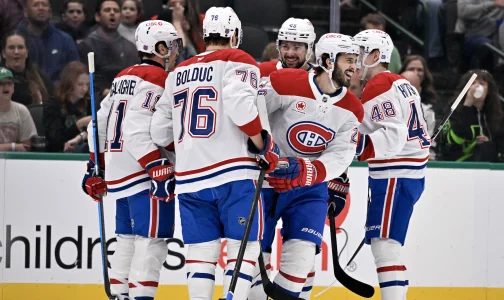 4 janvier 2026 ; Dallas, Texas, �tats-Unis ; L'ailier droit des Canadiens de Montr�al Brendan Gallagher (11), le centre Phillip Danault (24), le centre Zack Bolduc (76) et le d�fenseur Lane Hutson (48) c�l�brent un but marqu� par Gallagher contre les Stars de Dallas au cours de la premi�re p�riode � l'American Airlines Center.