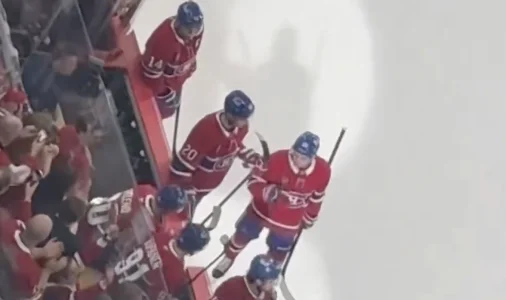 50e but de Cole Caufield: la réaction des joueurs et entraîneurs du Canadien retient grandement l'attention