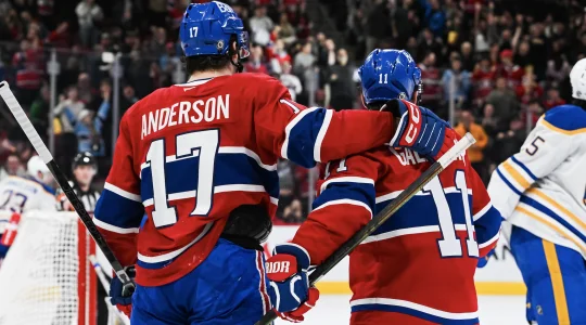 17 d�cembre 2024 ; Montr�al, Qu�bec, Canada ; Josh Anderson (17), ailier droit des Canadiens de Montr�al, c�l�bre son but avec Brendan Gallagher (11), �galement ailier droit, face aux Sabres de Buffalo au cours de la deuxi�me p�riode au Centre Bell.