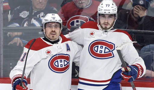 4 f�vrier 2026 ; Winnipeg, Manitoba, Canada ; L'ailier droit des Canadiens de Montr�al, Brendan Gallagher (11), c�l�bre un but marqu� contre les Jets de Winnipeg avec le centre Kirby Dach (77) au cours de la troisi�me p�riode au Canada Life Centre.