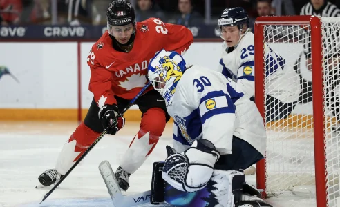 31 d�cembre 2025 ; Minneapolis, Minnesota, �TATS-UNIS ; Le gardien finlandais Petteri Rimpinen (30) arr�te un tir de l'attaquant canadien Michael Hage (29) au cours de la deuxi�me p�riode de la phase de poules du Championnat du monde junior 2026 de l'IIHF, � la 3M Arena.