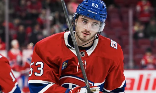 17 mars 2026 ; Montr�al, Qu�bec, Canada ; Le d�fenseur des Canadiens de Montr�al, Noah Dobson (53), observe l'�chauffement avant le match contre les Bruins de Boston au Centre Bell.