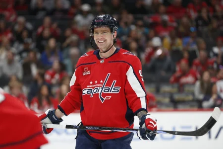 Former Captial Evgeny Kuznetsov stretchered off after scary injury in the KHL