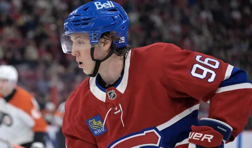 23 septembre 2025 ; Montr�al, Qu�bec, Canada ; L'attaquant des Canadiens de Montr�al, Vinzenz Rohrer (96), joue le palet au cours de la deuxi�me p�riode du match contre les Flyers de Philadelphie au Centre Bell.