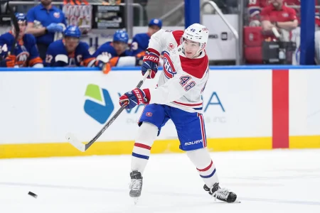 12 avril 2026�; Elmont, �tat de New York, �tats-Unis�; le d�fenseur des Canadiens de Montr�al, Lane Hutson (48), tire au but durant la troisi�me p�riode contre les Islanders de New York � l�UBS Arena.