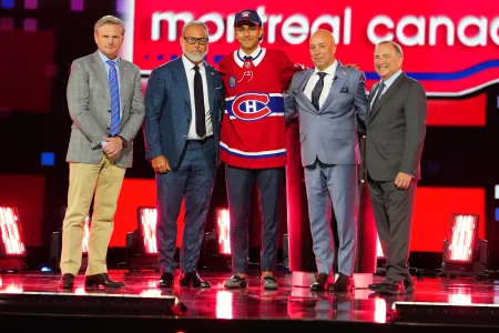 28 juin 2024 ; Las Vegas, Nevada, �tats-Unis ; Michael Hage est s�lectionn� par les Canadiens de Montr�al au 21e rang du rep�chage 2024 de la LNH au Sphere.