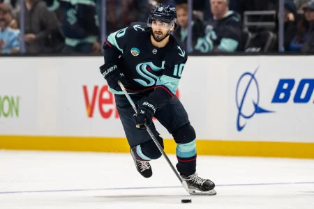 Toronto Maple Leafs linked to former 2nd overall pick Matty Beniers to fill second-line center hole