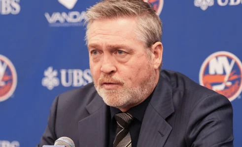 3 avril 2026 ; Elmont, New York, �tats-Unis ; Patrick Roy, lentra�neur-chef des Islanders de New York, sadresse aux m�dias apr�s la d�faite de son �quipe face aux Flyers de Philadelphie � lUBS Arena.