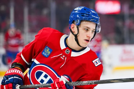 17 mars 2026; Montr�al, Qu�bec, Canada; Ivan Demidov (93), ailier droit des Canadiens de Montr�al, observe l'�chauffement avant le match contre les Bruins de Boston au Centre Bell.