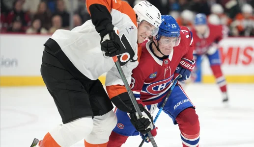 16 d�cembre 2025 ; Montr�al, Qu�bec, Canada ; Le d�fenseur des Flyers de Philadelphie, Travis Sanheim (6), et l'attaquant des Canadiens de Montr�al, Cole Caufield (13), se disputent la position au cours de la troisi�me p�riode au Centre Bell.