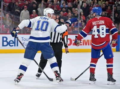 9 avril 2026; Montr�al, Qu�bec, Canada; L'attaquant du Lightning de Tampa Bay, Corey Perry (10), provoque en duel le d�fenseur des Canadiens de Montr�al, Lane Hutson (48), durant la deuxi�me p�riode au Centre Bell.
