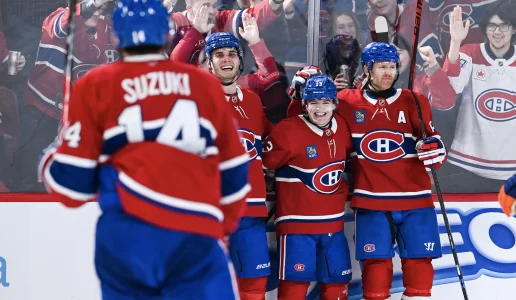 21 mars 2026 ; Montr�al, Qu�bec, Canada ; L'ailier droit des Canadiens de Montr�al, Cole Caufield (13), c�l�bre son deuxi�me but du match avec le d�fenseur Mike Matheson (8) et l'ailier gauche Juraj Slafkovsky (20) face aux Islanders de New York, au cours de la troisi�me p�riode au Centre Bell.