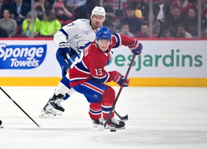 9 avril 2026; Montr�al, Qu�bec, Canada; Lattaquant des Canadiens de Montr�al, Cole Caufield (13), joue la rondelle contre le d�fenseur du Lightning de Tampa Bay, Ryan McDonagh (27), durant la premi�re p�riode au Centre Bell.