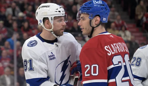 9 avril 2026 ; Montr�al, Qu�bec, Canada ; Le d�fenseur du Lightning de Tampa Bay, Erik Cernak (81), se bat pour le ballon avec lattaquant des Canadiens de Montr�al, Juraj Slafkovsky (20), au cours de la deuxi�me p�riode au Centre Bell.