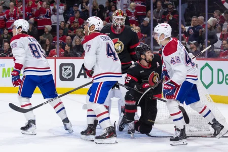 11 mars 2026; Ottawa (Ontario, Canada); Le gardien des S�nateurs dOttawa, Linus Ullmak (35), r�agit tandis que lailier gauche des Canadiens de Montr�al, Alexandre Texier (85), regagne le banc apr�s avoir marqu� en deuxi�me p�riode au Centre Canadian Tire.