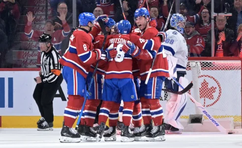 9 avril 2026 ; Montr�al, Qu�bec, Canada ; Lattaquant des Canadiens de Montr�al, Juraj Slafkovsky (20), c�l�bre avec ses co�quipiers apr�s avoir marqu� un but contre le Lightning de Tampa Bay au cours de la troisi�me p�riode au Centre Bell.