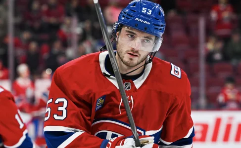 17 mars 2026 ; Montr�al, Qu�bec, Canada ; Le d�fenseur des Canadiens de Montr�al, Noah Dobson (53), observe l�chauffement avant le match contre les Bruins de Boston au Centre Bell.