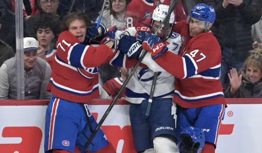 9 avril 2026 ; Montr�al, Qu�bec, Canada ; Des joueurs du Lightning de Tampa Bay et des Canadiens de Montr�al se bousculent au cours de la deuxi�me p�riode au Centre Bell.