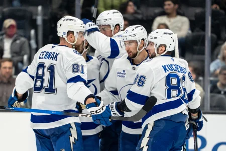 17 mars 2026 ; Seattle, Washington, �tats-Unis ; le d�fenseur du Lightning de Tampa Bay, Erik Cernak (81), le d�fenseur Victor Hedman (77), au centre, lattaquant Anthony Cirelli (71), deuxi�me � partir de la droite, et lattaquant Nikita Kucherov (86) c�l�brent un but marqu� lors de la troisi�me p�riode � la Climate Pledge Arena.
