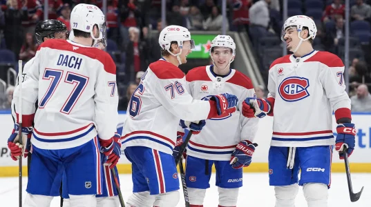 12 avril 2026 ; Elmont, New York, �tats-Unis ; Lailier droit des Canadiens de Montr�al, Zachary Bolduc (76), c�l�bre un but marqu� en troisi�me p�riode avec le centre Kirby Dach (77), le d�fenseur Lane Hutson (48) et le d�fenseur Arber Xhekaj (72) � lUBS Arena.