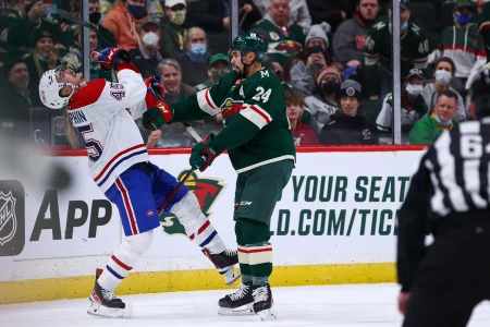 24 janvier 2022�; Saint Paul, Minnesota, �tats-Unis�; le d�fenseur du Wild du Minnesota, Matt Dumba (24), met en �chec le centre des Canadiens de Montr�al, Laurent Dauphin (45), durant la premi�re p�riode au Xcel Energy Center.