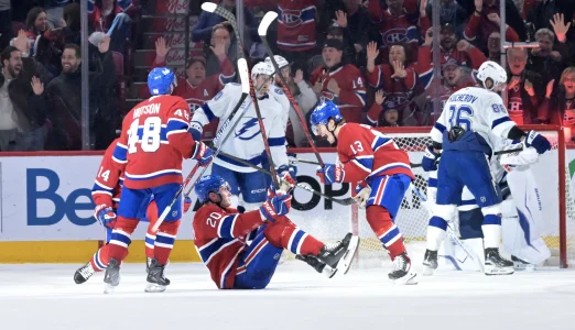 9 avril 2026 ; Montr�al, Qu�bec, Canada ; Lattaquant des Canadiens de Montr�al Juraj Slafkovsky (20) c�l�bre avec ses co�quipiers, dont lattaquant Cole Caufield (13), apr�s avoir marqu� un but contre le Lightning de Tampa Bay au cours de la troisi�me p�riode au Centre Bell.