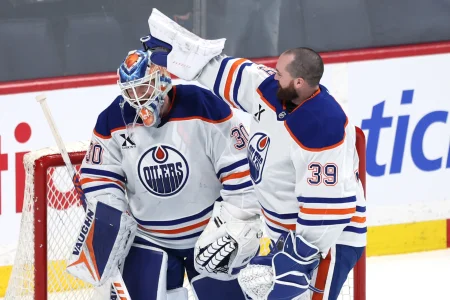 The Oilers bring back Calvin Pickard as playoff goalie questions grow
