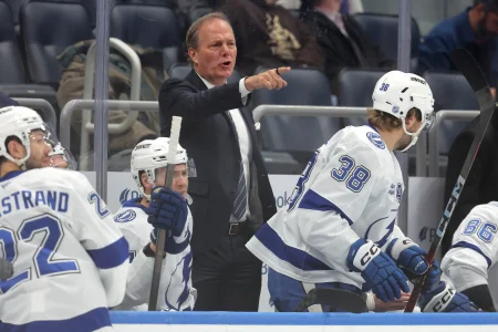 Après deux heures d’entraînement, Jon Cooper lance un avertissement au Canadien