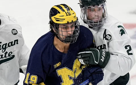 Le gardien de but de Michigan State, Trey Augustine (1), � gauche, d�fend ses cages face � lattaquant du Michigan, Michael Hage (19), lors de la deuxi�me p�riode du � Duel in the D � � la Little Caesars Arena de D�troit, le samedi 7 f�vrier 2026.