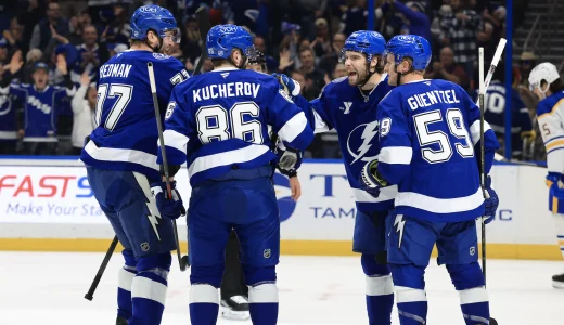 3 f�vrier 2026 ; Tampa, Floride, �tats-Unis ; Lailier droit des Tampa Bay Lightning, Nikita Kucherov (86), est f�licit� par lailier gauche Brandon Hagel (38), le d�fenseur Victor Hedman (77) et le centre Jake Guentzel (59) apr�s avoir marqu� un but contre les Buffalo Sabres au cours de la premi�re p�riode � la Benchmark International Arena.