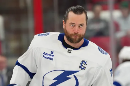 Victor Hedman avec le Lightning : Jon Cooper tempère l’espoir d’un retour immédiat